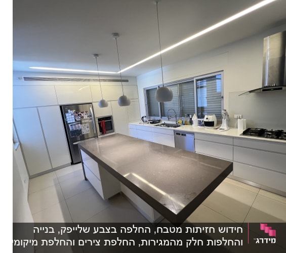 מטבח מודרני עם אי, תנור וכיריים